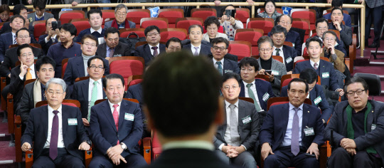 안철수 국민의당 대표가 21일 오후 국회 의원회관에서 열린 국민의당 당무위원회의에 참석해 통합의 필요성에 대해서 발언하자 김동철 원내대표(앞줄 왼쪽 첫번째)와 박주선 국회 부의장(두번째) 등이 굳은 표정으로 안 대표를 바라보고 있다.  연합뉴스